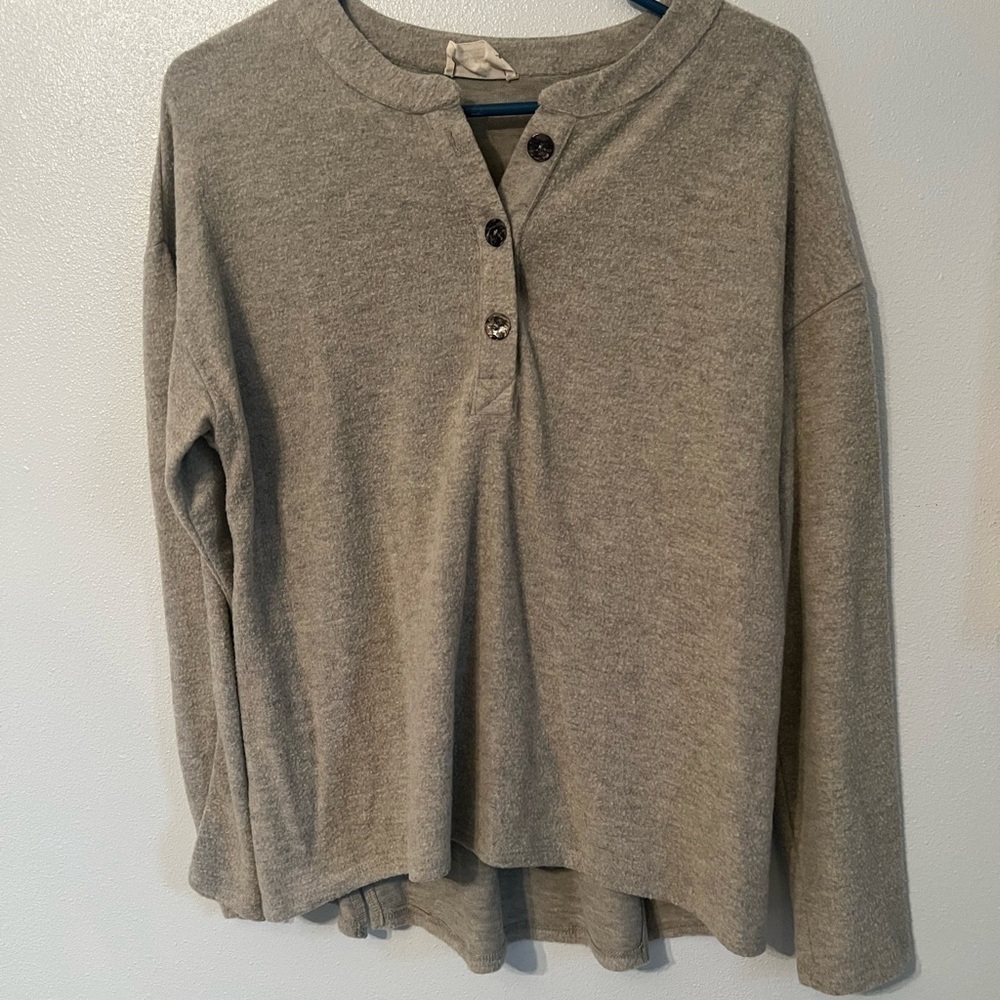 Women’s Betsey’s Boutique Grey Button Sweater Size Small NWOT